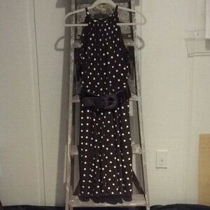 Polka dot brown flowy dress with shiny belt